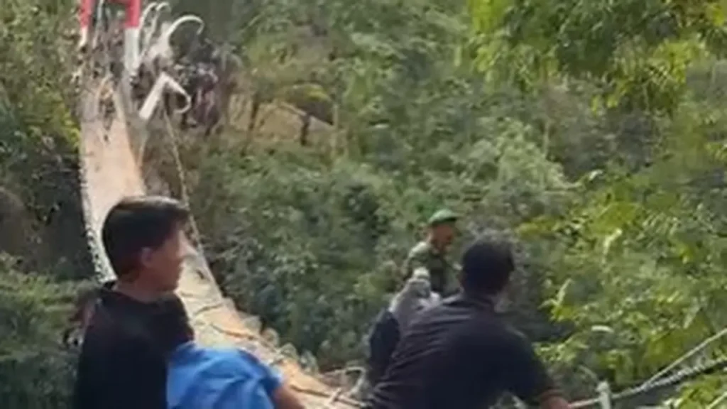 Jembatan Gantung Pongpet Ambruk Dilewati Bupati Pangandaran!